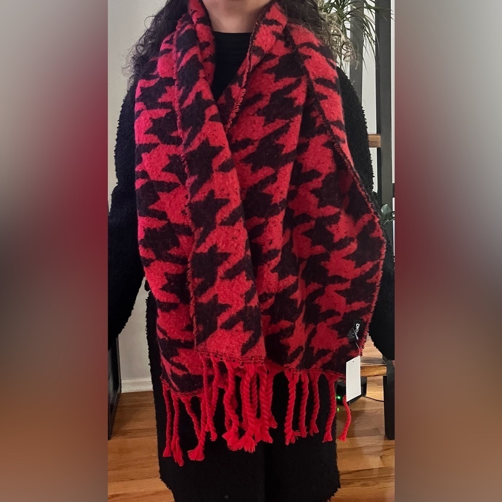 DKNY Women's Oversized Houndstooth Scarf Red/Black